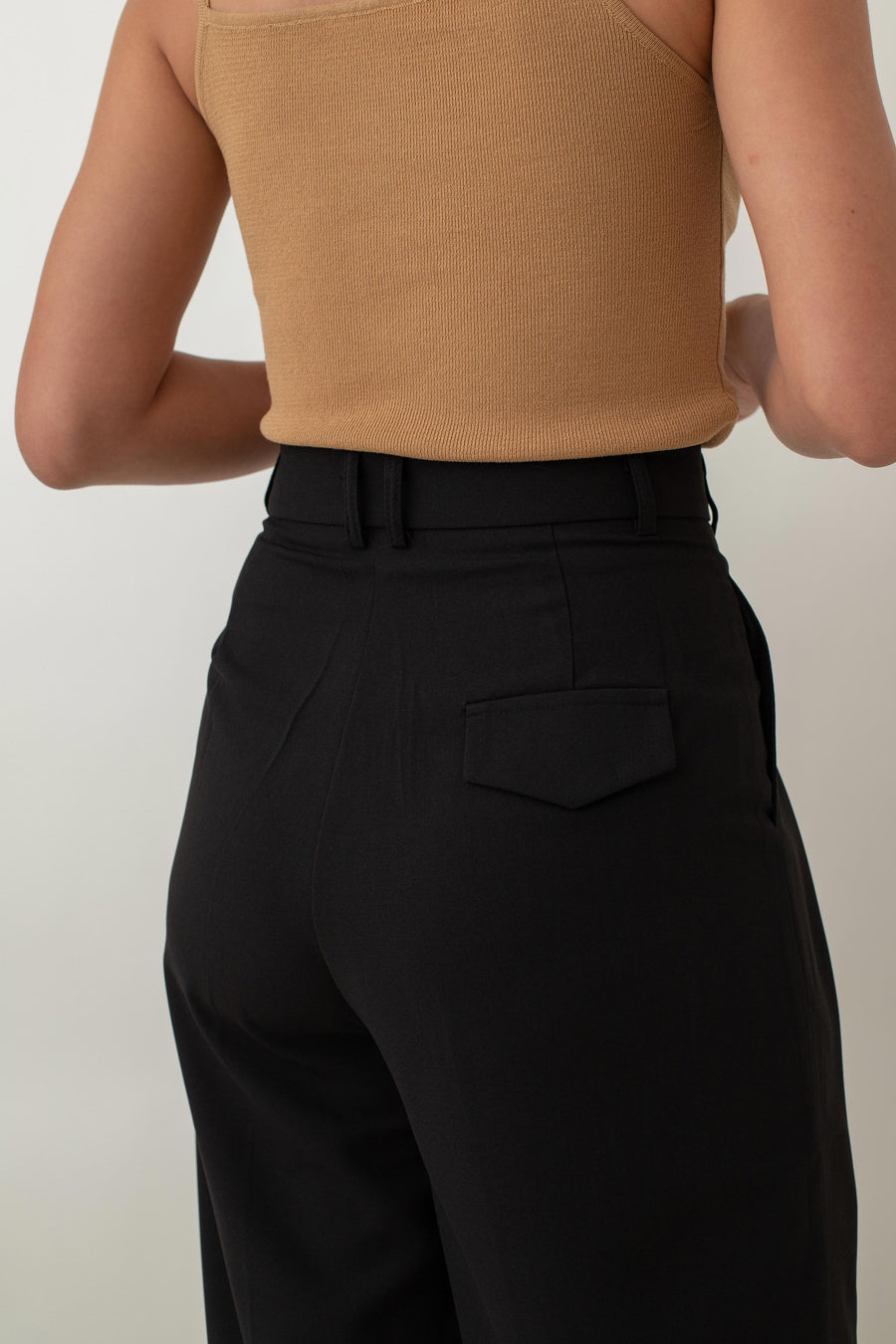 Lysandra features a flattering high-waist design with a straight-leg cut that’s both stylish and comfortable. The best part? They’re wrinkle-free, so there’s no need to iron when you’re busy, making them perfect for on-the-go lifestyles. Plus, they come with handy side pockets for added convenience, so you can easily carry your essentials.