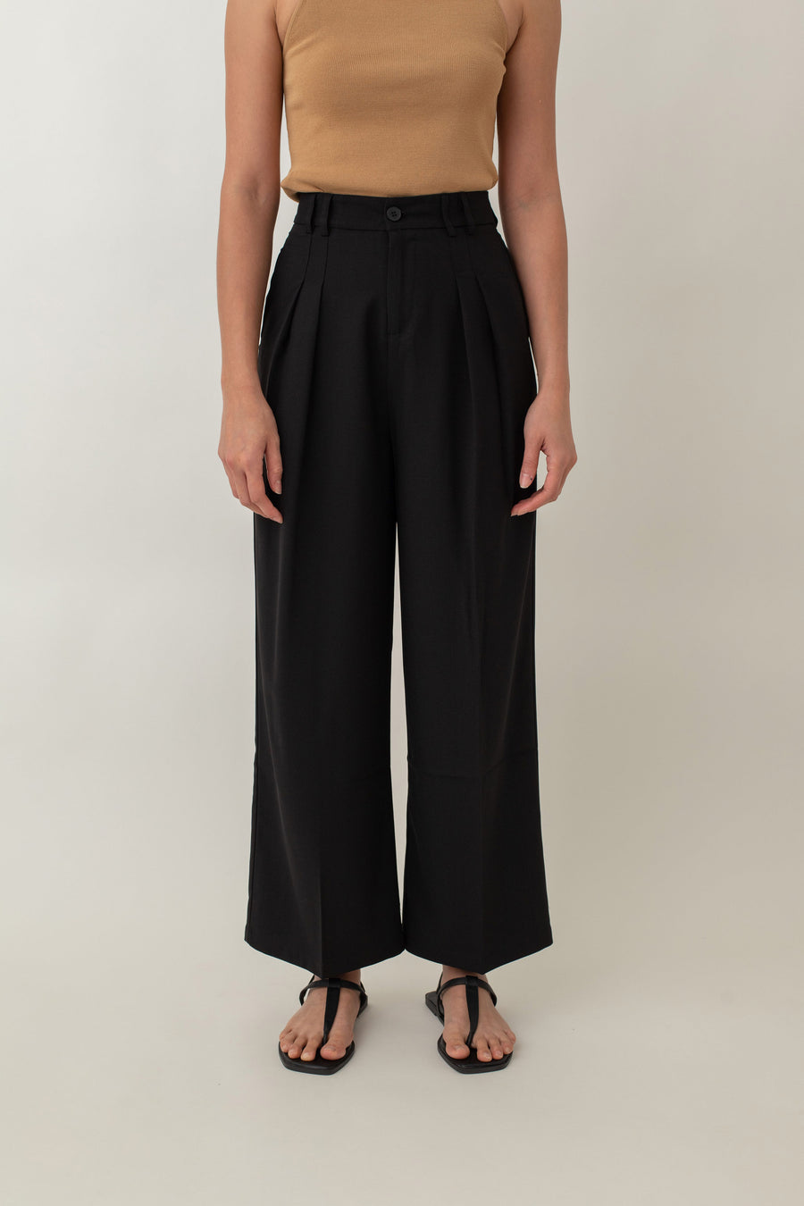 Lysandra features a flattering high-waist design with a straight-leg cut that’s both stylish and comfortable. The best part? They’re wrinkle-free, so there’s no need to iron when you’re busy, making them perfect for on-the-go lifestyles. Plus, they come with handy side pockets for added convenience, so you can easily carry your essentials.
