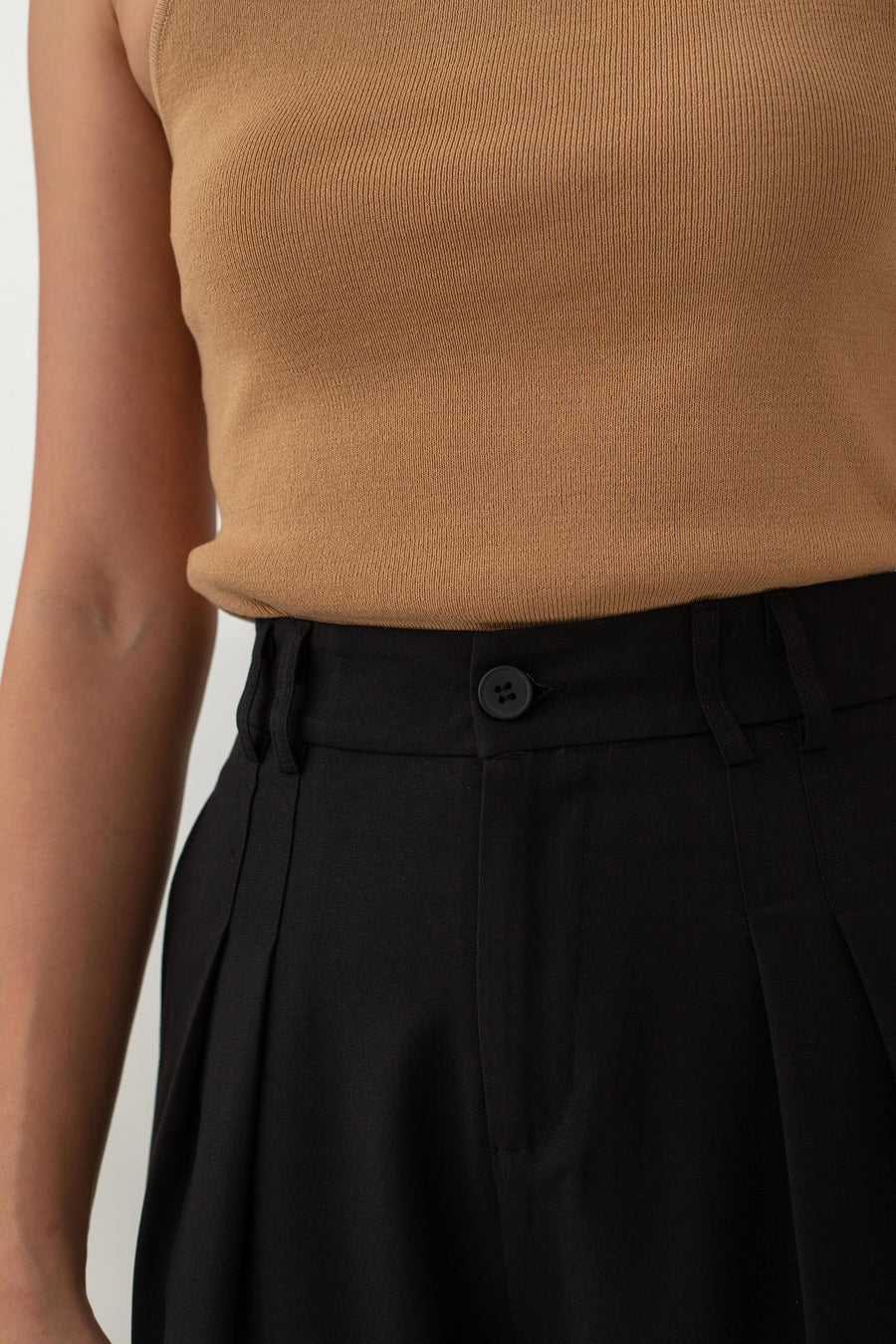 Lysandra features a flattering high-waist design with a straight-leg cut that’s both stylish and comfortable. The best part? They’re wrinkle-free, so there’s no need to iron when you’re busy, making them perfect for on-the-go lifestyles. Plus, they come with handy side pockets for added convenience, so you can easily carry your essentials.