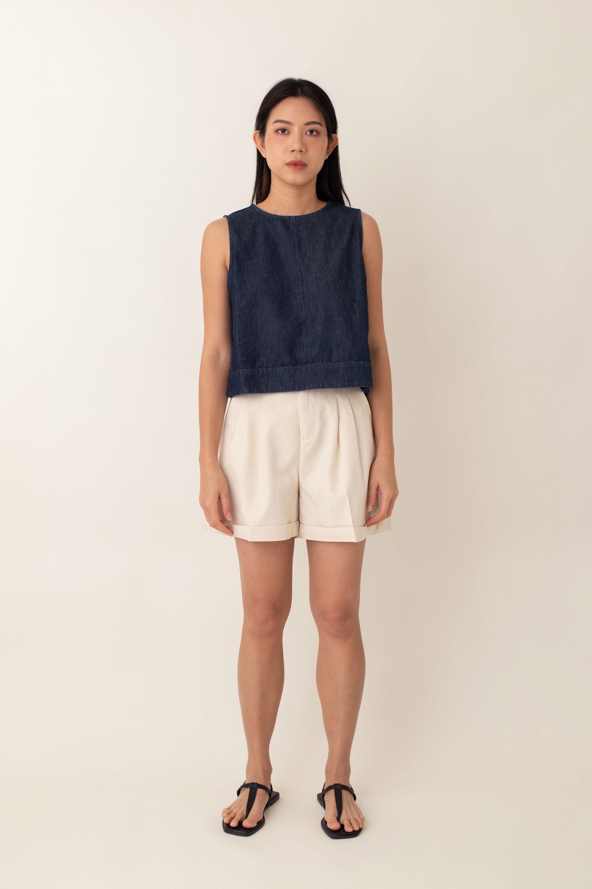 Tarelle top is your go-to basic with a modern twist. It's got that structured fit that feels comfy, thanks to its clean lines and sleeveless cut. The back has a simple button closure, making it easy to throw on. This is the kind of piece that’s effortlessly stylish and perfect for everyday wear.