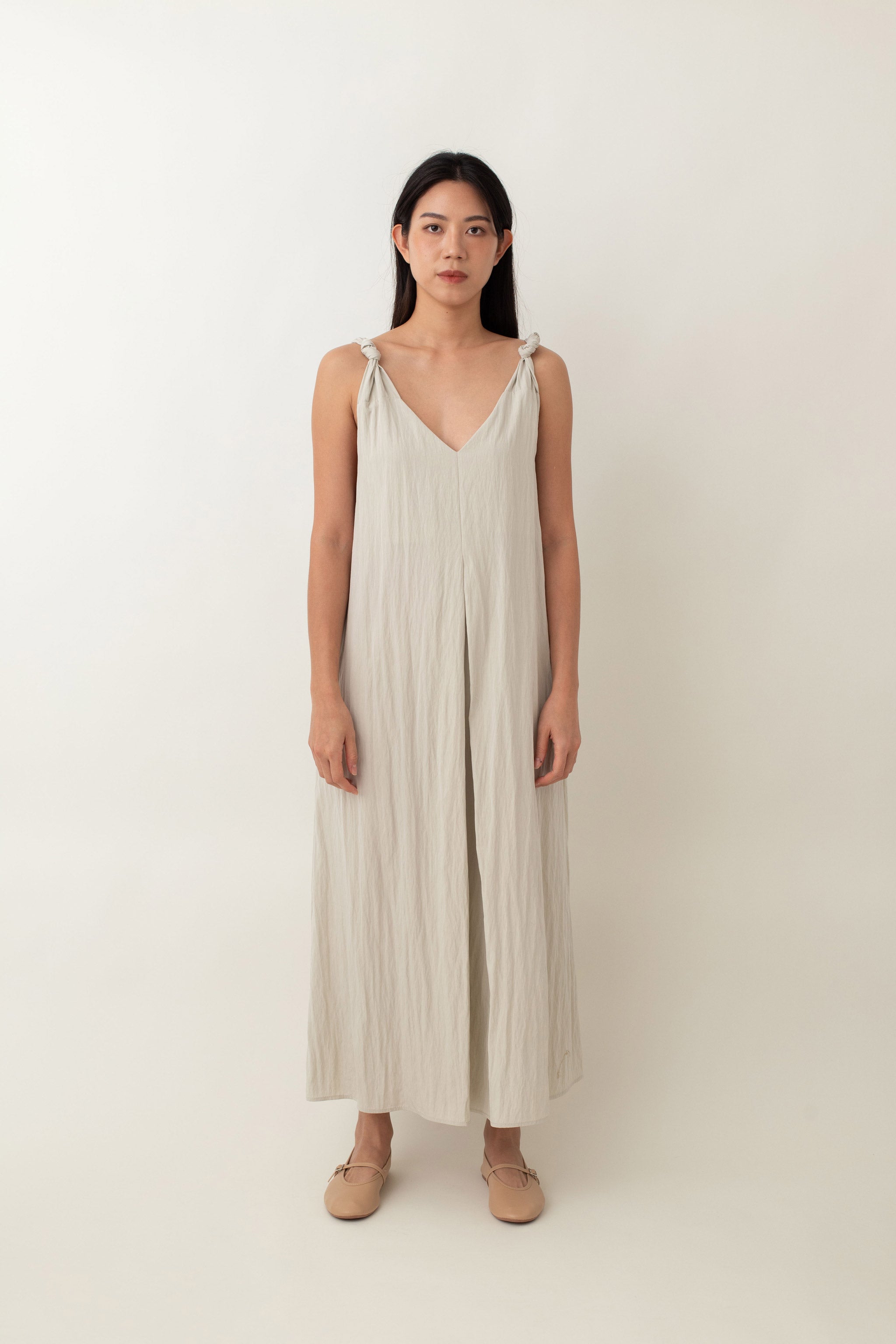 The Seraphina dress is all about simplicity and sophistication. Made from lightweight, flowy fabric, it drapes beautifully and offers a relaxed fit. The V-neckline and charming knotted shoulder straps add a cute touch, and it even comes with a convenient side pocket.